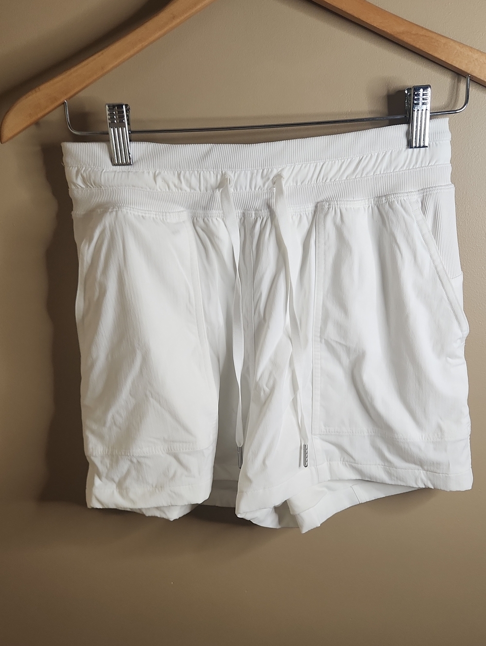 Lululemon Dance Studio High-Rise Short 3.5" in White. Sz 4 #W7CEPS